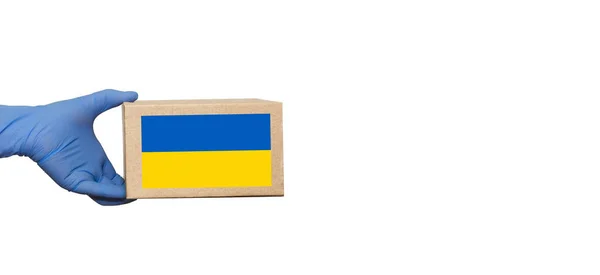 ボランティアは ウクライナとロシアの間の戦争で自分自身を見つけるウクライナの難民や貧しい市民のための援助の箱を保持しています バナー — ストック写真