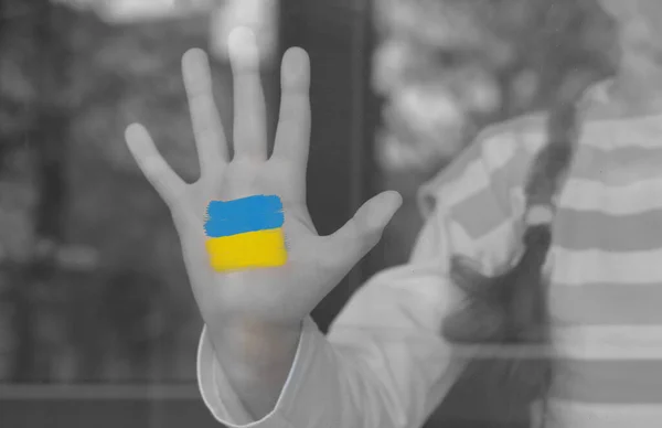 Okna Svého Domu Stojí Malá Holčička Malovanou Ukrajinskou Vlajkou Dlaních — Stock fotografie