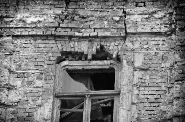 Poškozená Zničená Budova Důsledku Války Mezi Ruskem Ukrajinou Černobílá Fotografie — Stock fotografie