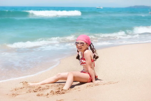 Gelukkig Schattig Meisje Het Strand Achtergrond Van Zee Oceaan Strand — Stockfoto