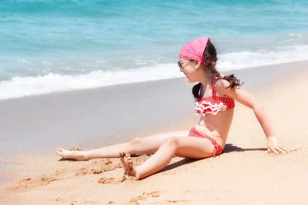 Boldog Aranyos Lány Tengerparton Tenger Vagy Óceán Hátterében Tengerparti Családi — Stock Fotó