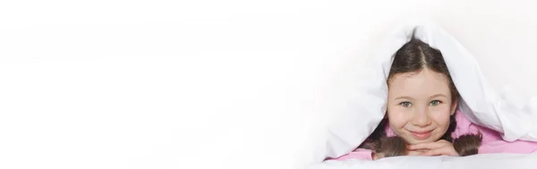 Портрет Счастливой Милой Девушки Лежащей Белом Постельном Белье Одеялом Баннер — стоковое фото
