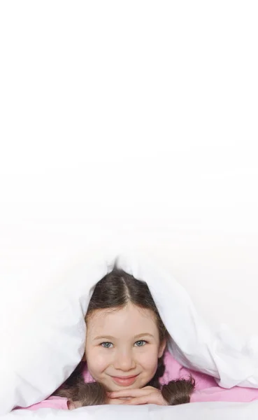 Portrét Šťastné Roztomilé Dívky Ležící Bílém Ložním Prádle Pod Přikrývkou — Stock fotografie