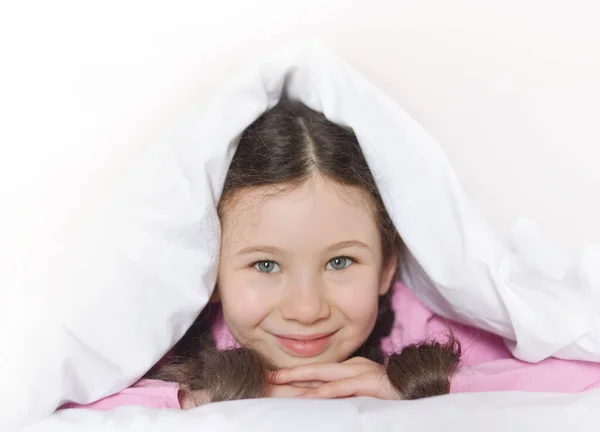 Retrato Uma Menina Bonita Feliz Deitada Roupa Cama Branca Sob — Fotografia de Stock