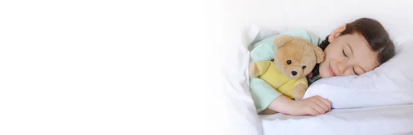 Симпатичная Маленькая Девочка Игрушечным Плюшевым Медведем Спит Своей Кровати Мило — стоковое фото