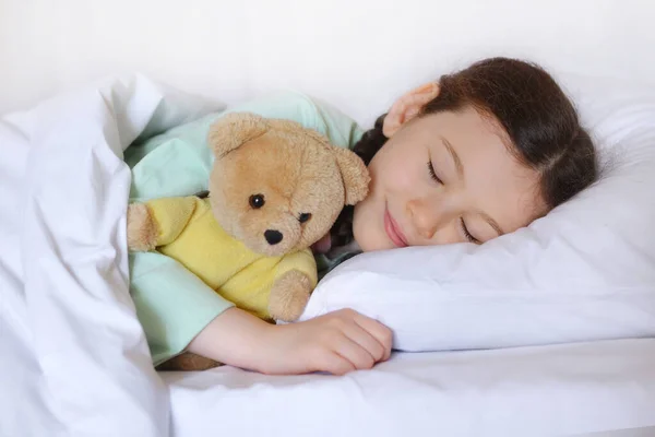 Beautiful Cute Little Girl Toy Teddy Bear Sleeps Her Bed — Stock Photo, Image