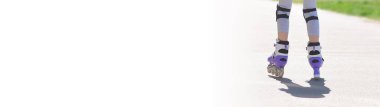Paten kayarken. Dışarıda paten kayan bir çocuğun bacaklarının yakın çekimi. Eğitim, spor, eğlence. Banner. Boşluğu kopyala