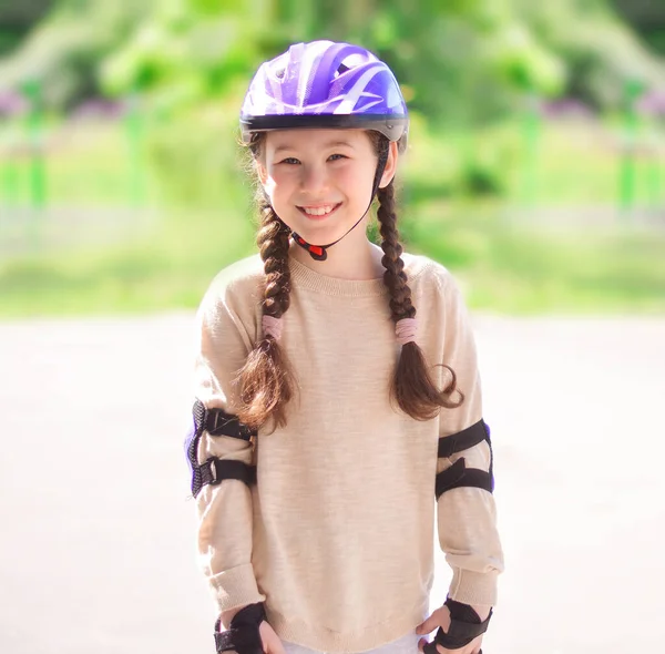 Portret Szczęśliwej Dziewczyny Kasku Ochronnym Ochraniacze Łokcie Tle Parku Jazda — Zdjęcie stockowe