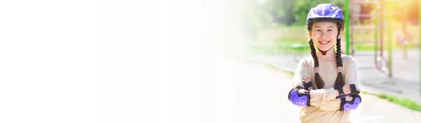 Портрет Щасливої Дівчини Захисному Шоломі Захисні Лікті Подушечки Тлі Спортивного — стокове фото
