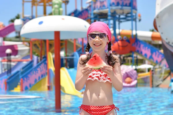 Glad Flicka Baddräkt Äter Vattenmelon Bakgrunden Aqua Park Kid Har — Stockfoto