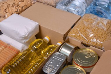 Konserve yiyecek bağışları. Muhtaç ve gönüllü olanlar için hazırlanmış yiyecekler. Yardım Fonları, Bağış, Bağış. Gıda Bankasına Bağış Yapıyor.