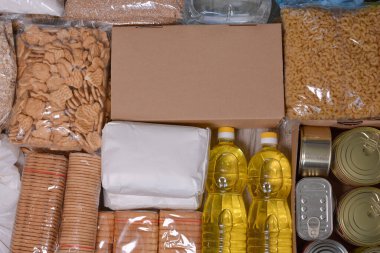 Konserve yiyecek bağışları. Muhtaç ve gönüllü olanlar için hazırlanmış yiyecekler. Yardım Fonları, Bağış, Bağış. Gıda Bankasına Bağış Yapıyor.