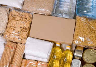 Konserve yiyecek bağışları. Muhtaç ve gönüllü olanlar için hazırlanmış yiyecekler. Yardım Fonları, Bağış, Bağış. Gıda Bankasına Bağış Yapıyor.