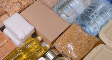 Konserve yiyecek bağışları. Muhtaç ve gönüllü olanlar için hazırlanmış yiyecekler. Yardım Fonları, Bağış, Bağış. Gıda Bankasına Bağış Yapıyor.