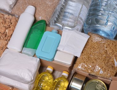 Ukraynalı insanlar için bağış. Yiyecek, hijyen, oyuncak ve ürünlerle dolu bağış kutuları. Gönüllüler mülteciler için bağış topluyor. Yardım Fonları, Bağış, Bağış. Gıda Bankasına Bağış Yapıyor