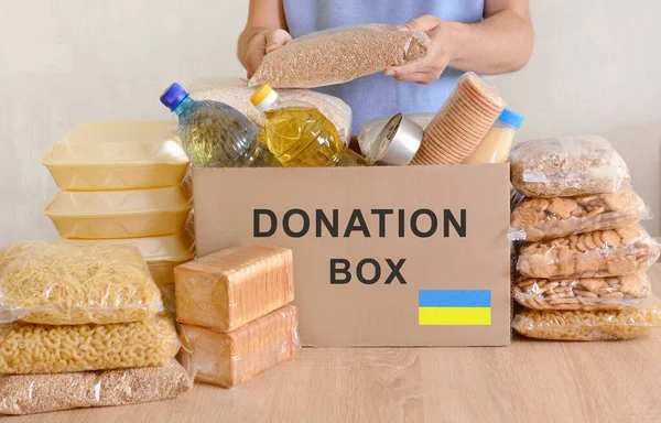 Voluntarios Recogiendo Comida Una Caja Donaciones Para Pueblo Ucrania Pasta — Foto de Stock