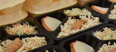 Beslenme çantaları (salata, tavuk budu, makarna). Muhtaç ve içten dışlanmış insanlar için bedava öğle yemekleri. Yemek teslimatı konsepti. Çevrimiçi emirler