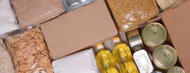 Konserve yiyecek bağışları. Muhtaç ve gönüllü olanlar için hazırlanmış yiyecekler. Yardım Fonları, Bağış, Bağış. Gıda Bankasına Bağış Yapıyor.