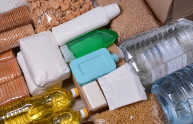 Ukraynalı insanlar için bağış. Yiyecek, hijyen, oyuncak ve ürünlerle dolu bağış kutuları. Gönüllüler mülteciler için bağış topluyor. Yardım Fonları, Bağış, Bağış. Gıda Bankasına Bağış Yapıyor