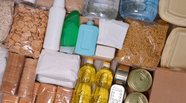 Ukraynalı insanlar için bağış. Yiyecek, hijyen, oyuncak ve ürünlerle dolu bağış kutuları. Gönüllüler mülteciler için bağış topluyor. Yardım Fonları, Bağış, Bağış. Gıda Bankasına Bağış Yapıyor