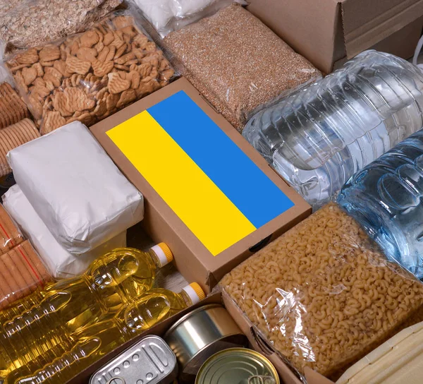 貧しい人々とボランティアのための食品セット 義援金 寄付チャリティー寄付 フードバンクへの寄付ウクライナ戦争中の人々を助ける ウクライナへの寄付 — ストック写真