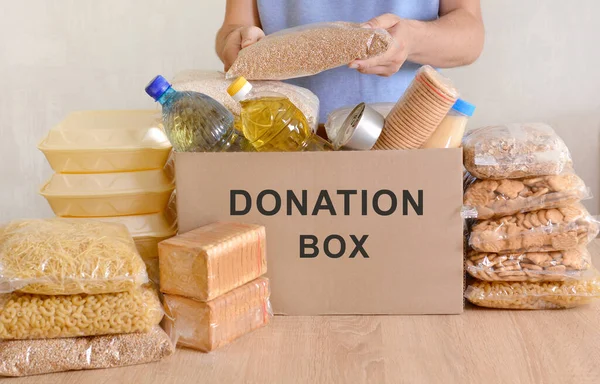 Voluntarios Recogiendo Comida Una Caja Donaciones Pasta Aceite Comida Enlatada — Foto de Stock
