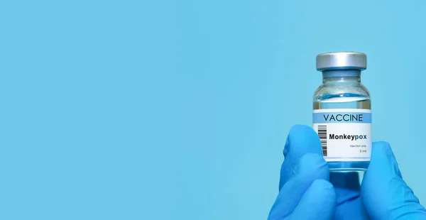 Ręka Lekarza Rękawicy Medycznej Trzyma Butelkę Ospą Wietrzną Szczepionką Niebieskim — Zdjęcie stockowe