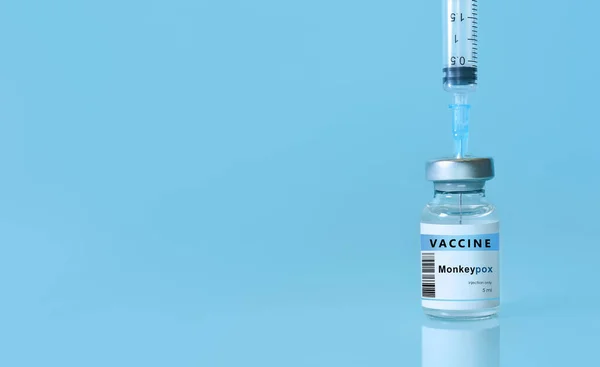 Flaconcino Vaccino Monkeyvaiolo Vaiolo Con Siringa Fondo Azzurro Concetto Medicina — Foto Stock