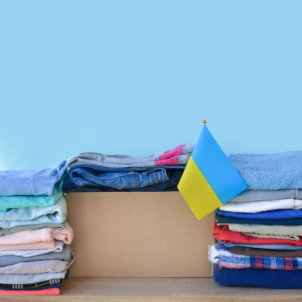 戦争中に助けを必要としているウクライナ難民や人々のためのものと人道援助と募金箱 ボランティア 慈善団体 物事と箱の上にウクライナの旗 — ストック写真