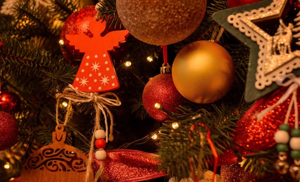 Gyönyörű Fényűző Karácsonyfa Arany Piros Fehér Karácsonyi Játékok Közelkép Karácsony — Stock Fotó