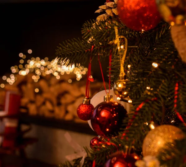 황금색 빨간색 흰색의 크리스마스 장난감 아름다운 크리스마스 크리스마스 분위기 크리스마스 — 스톡 사진
