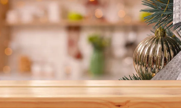 Lege Houten Tafel Achtergrond Van Een Kersttak Met Gouden Bal — Stockfoto