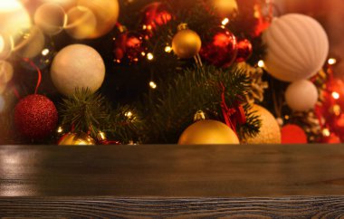 Arkaplanda boş ahşap masa Altın, kırmızı, beyaz toplar, koni yakın plan. Noel arkaplanı. Ürün montajı için hazır..