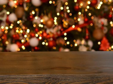 Noel arkaplanı. Noel ağacının arka planında boş ahşap masa ve yılbaşı şapkası. Ürün montajı için hazır..