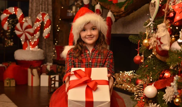 Sorrindo Menina Bonita Santa Chapéu Uma Caixa Com Presente Fundo — Fotografia de Stock