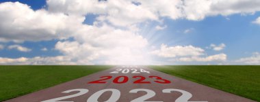 Boş asfalt yol ve yeni yıl 2022, 2023, 2024, 2025 konsepti. Başarı ve gelecek vizyon kavramı. Yeni yıl 2023 yeni ve başarılı bir başlangıç.