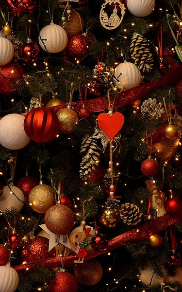 Hermoso Árbol Navidad Lujo Con Oro Rojo Bolas Blancas Cono — Foto de Stock