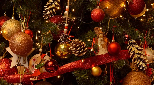 빨간색 원추형 나무로 장난감 아름다운 크리스마스 크리스마스 분위기 크리스마스 — 스톡 사진