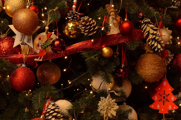Gyönyörű Fényűző Karácsonyfa Arany Piros Fehér Golyók Kúp Játékok Közelkép — Stock Fotó