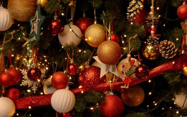 Altın, kırmızı, beyaz topları, konisi, ahşap oyuncakları olan güzel lüks Noel ağacı! Noel havası! Noel arkaplanı