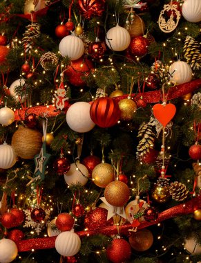 Altın, kırmızı, beyaz topları, konisi, ahşap oyuncakları olan güzel lüks Noel ağacı! Noel havası! Noel arkaplanı