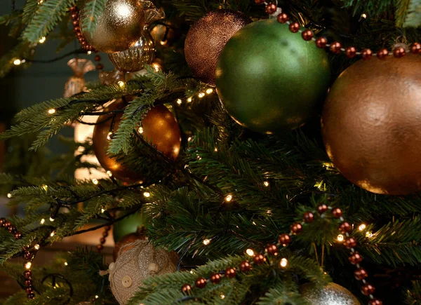 Karácsonyfa Arannyal Zöld Golyókkal Gyöngyökkel Koszorúkkal Ágyon Háttér Arany Bokeh — Stock Fotó