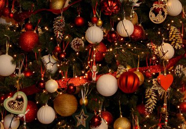 Altın, kırmızı, beyaz topları, konisi, ahşap oyuncakları olan güzel lüks Noel ağacı! Noel havası! Noel arkaplanı