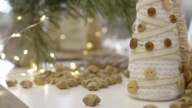Mutfak masasındaki Noel süsleri. Noel kurabiyesi. Yılbaşı şekerleri Noel ağacı peri ışıklarının dalları.