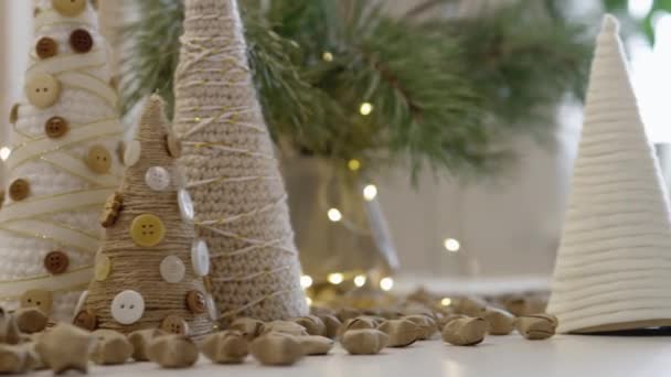 キッチンテーブルのクリスマスの装飾 クリスマスのジンジャーブレッド クリスマスツリーの妖精のライトのお正月のお菓子の装飾枝 — ストック動画
