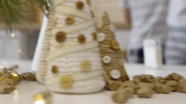Kerstversiering Keukentafel Kerstpeperkoek Nieuwjaarssnoep Decoraties Takken Van Een Kerstboom Fee — Stockvideo