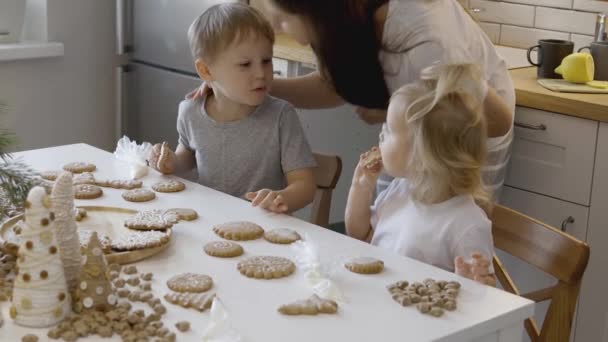 Moeder Zoent Kinderen Een Jongen Een Meisje Eten Peperkoek Met — Stockvideo