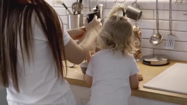 Mama Dzieci Przygotowują Lukier Piernika Domowej Kuchni Bij Mikserem Chłopiec — Wideo stockowe