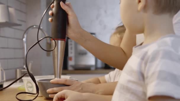 Mamá Los Niños Preparan Glaseado Para Pan Jengibre Cocina Casera — Vídeos de Stock