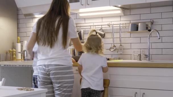 Mam Kinderen Bereiden Glazuur Voor Peperkoek Hun Eigen Keuken Klop — Stockvideo